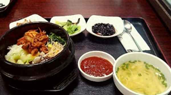 請問(wèn)怎么做石鍋拌飯(石鍋拌飯的步驟)