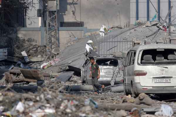 中方譴責加沙醫院襲擊事件—加沙難民營遭襲11人聚餐10人死亡