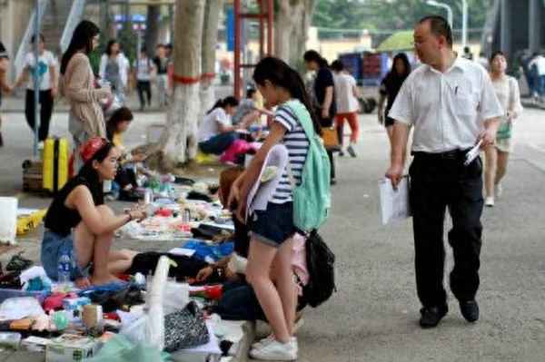 擺地攤賣什么東西賺錢;擺地攤賣什么東西賺錢多