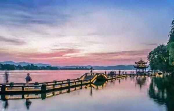 白居易的诗词有什么特点,白居易的诗词有什么特点呢