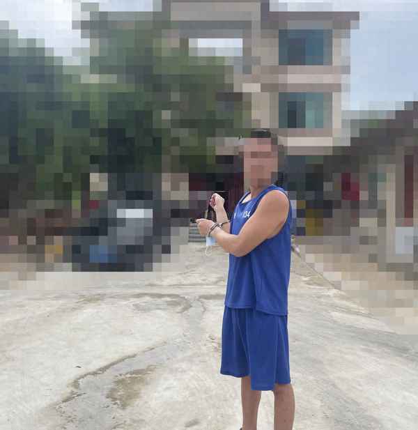 嫌疑人多次窜至一小区入户盗窃、多次盗窃入户盗窃携带凶器盗窃扒窃