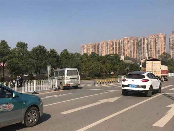 路口掉头不够后退可以吗_三天没收到违章没事了吧