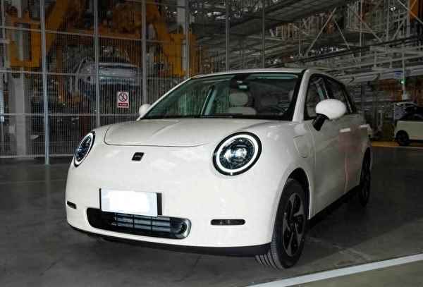 吉普自由俠2023款報價及圖片(jeep自由俠到底費油嚴重不)