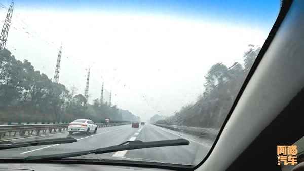汽車前擋風(fēng)玻璃有霧氣怎么解決、汽車前擋風(fēng)玻璃外有霧氣怎么解決視頻