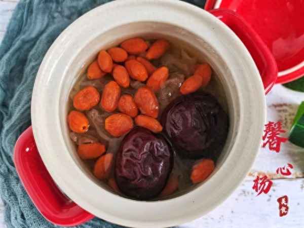 白木耳紅棗枸杞湯的功效與作用、白木耳紅棗枸杞的功效與作用及禁忌