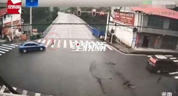 女子横穿马路被撞飞,女子横穿马路被撞,老公来接也被撞