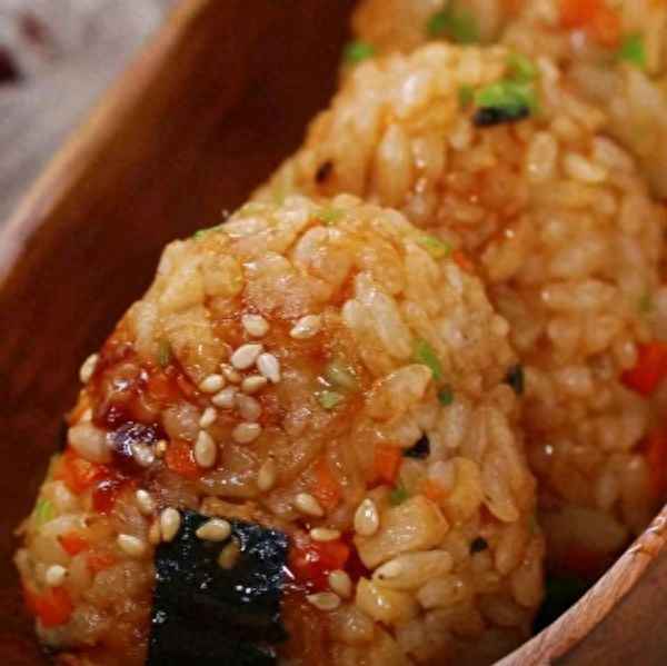 日本飯團里面都包什么東西,日本飯團有味道嗎