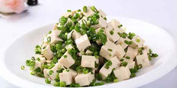 小蔥拌豆腐不焯水行嗎;家常小蔥拌豆腐做法