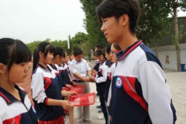 金鲤岂是池中物 一遇风云便为龙_金龙岂是池中物 一遇风云便化龙