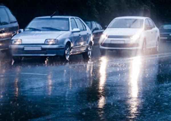 暴雨天開霧燈還是雙閃_霧燈是什么標志圖片