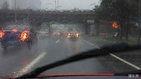下雨開車正確開燈圖—雨天開車除霧正確方法