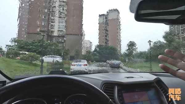 雨天行車如何使用燈光(雨天行車怎樣使用燈光)