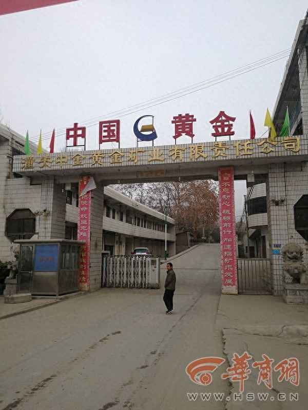 梦到自己掉进泥坑有人给我拉出来_梦见自己掉进泥坑挣扎