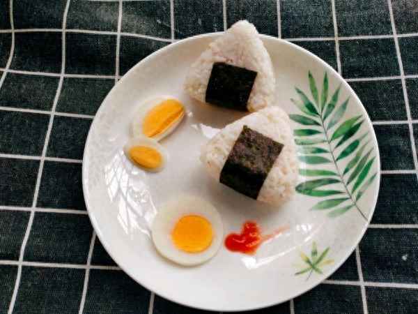 日式飯團的做法和材料;日式飯團的做法和材料竅門