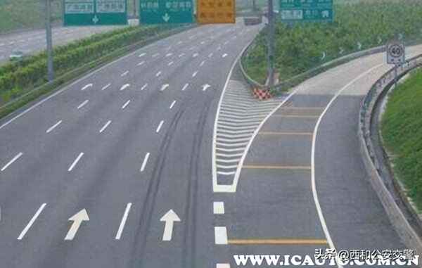 下高速收费站走错通道倒车;下高速收费站走错通道倒车扣分吗