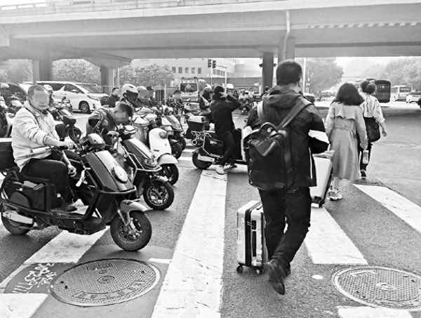 女子越线停车闯红灯_遇红灯停车越线