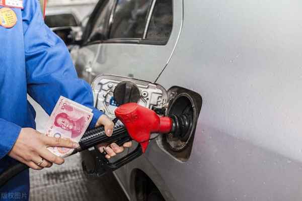 汽車油箱加滿一箱油多少L(一般車加滿一箱油能跑多少公里)