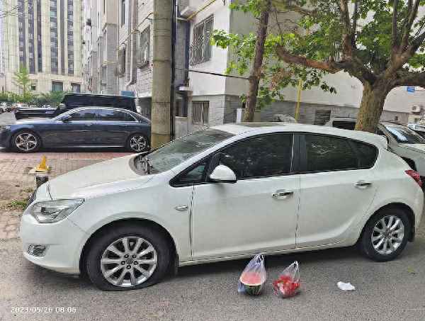 车轮胎在小区被扎找谁-车胎在小区被扎,已报警,监控也看到人了,警察不抓人