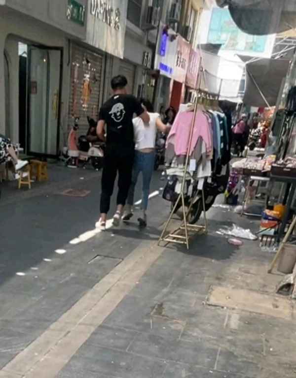 在公共场合骂滚是违法;在公共场合骂脏话