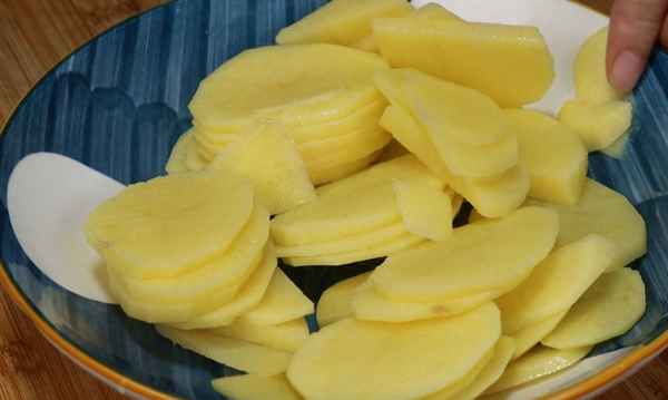 土豆泥要蒸多少分鐘(土豆蒸和煮哪個更容易熟)