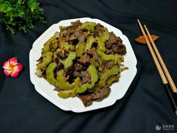 苦瓜炒牛肉的正確做法(炒苦瓜怎么炒才好吃)