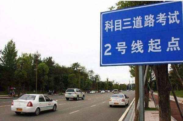 拐彎怎么踩離合和剎車(拐彎如何使用剎車和離合器)