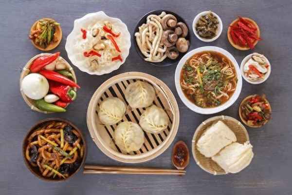 唐哥美食視頻(唐哥美食視頻美女在大沙漠中喝酒)