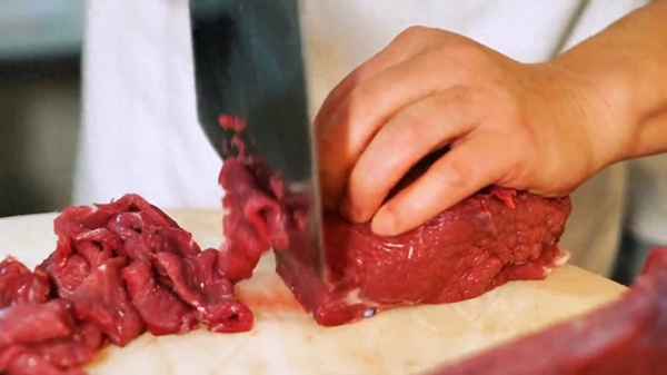 裹著辣椒面的火鍋牛肉制作(火鍋 外面裹得都是辣椒的牛肉)