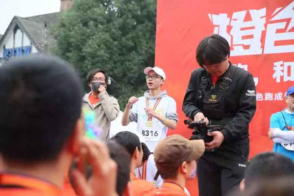 哑巴手语动作视频(哑巴手语动作)