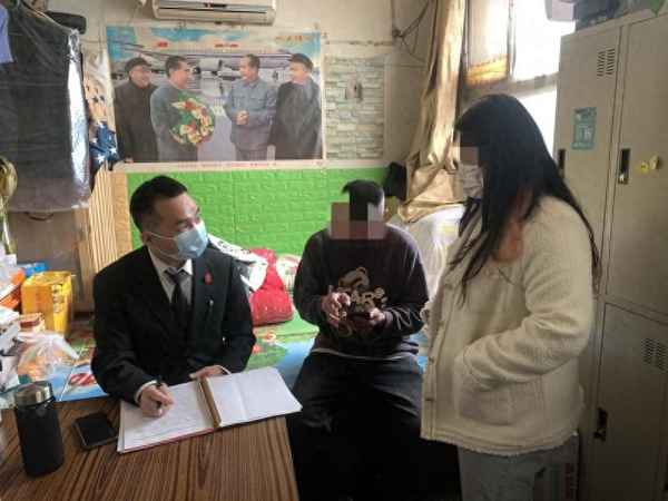 两个聋哑人用手语吵架_两个聋哑人吵架的手势比火影还厉害