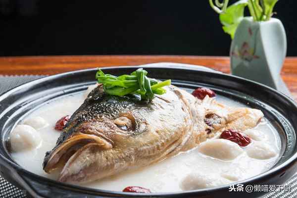 清燉魚(yú)頭湯放什么調料(清燉魚(yú)頭湯怎樣去腥味竅門(mén))