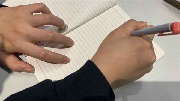 不能用紅筆寫名字的忌諱;人們忌諱用紅筆寫名字