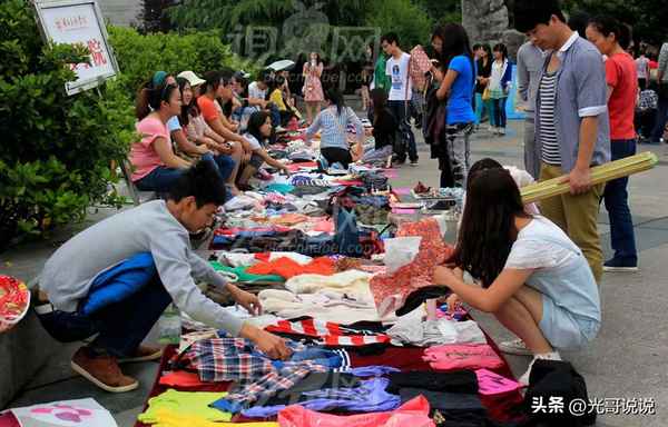 摆地摊卖吃的卖什么好;摆地摊买吃的