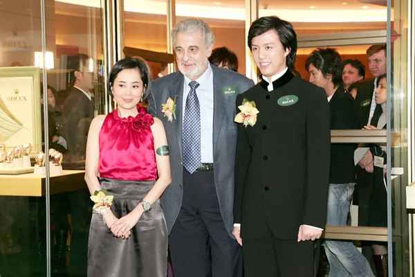 李某财经、李某经张某介绍,以人民币5900元-吨的价格向燕某