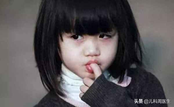 小孩把手指甲吃进肚子里了(孩子吃进去的指甲能消化吗)