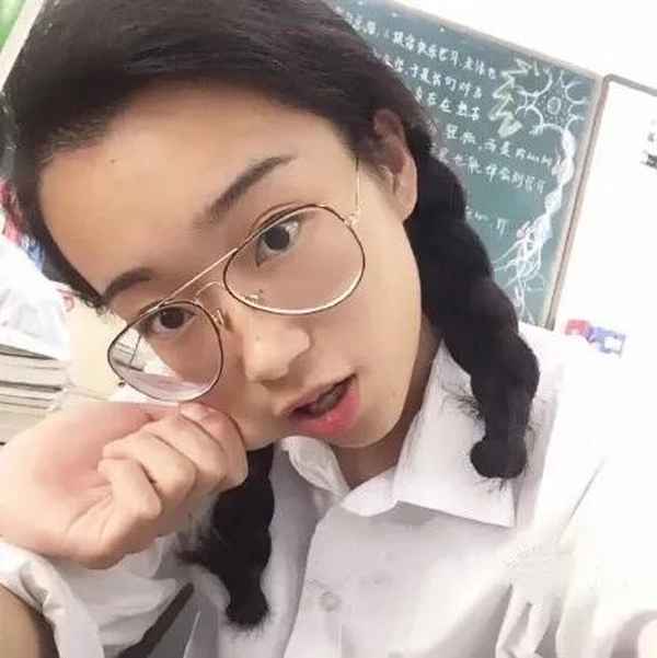财经小美、财经小凡