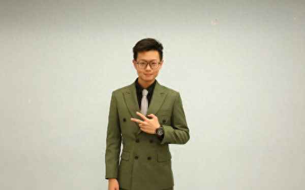 主持人自我介绍简短有趣,主持人自我介绍惊艳