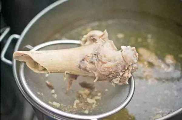 牛肉面湯底的制作方法(牛肉面館湯料絕密配方)