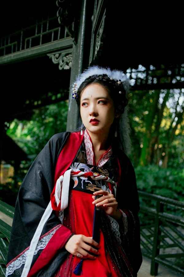 描写女子气质清雅诗句,描写女子气质清雅诗句四字