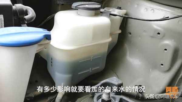 汽車(chē)水箱加水圖解-汽車(chē)水箱加水方法