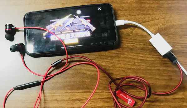 充電寶貼近耳朵有滋滋電流聲—充電寶有聲音 放在耳朵邊可以聽到