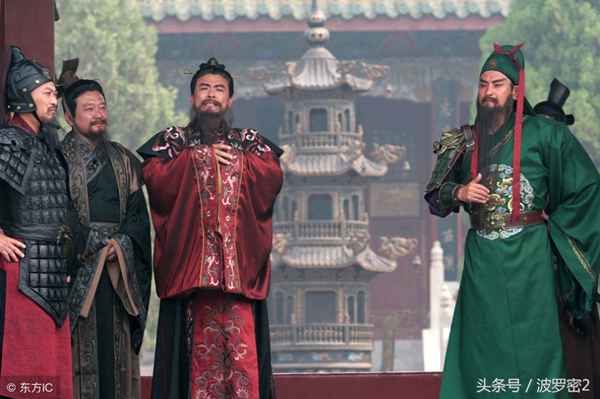 长使英雄泪满襟的上一句是什么、长使英雄泪满襟是一种什么现象？