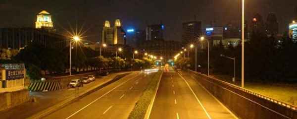 超車應該開什么燈;超車時使用什么燈光怎么操作