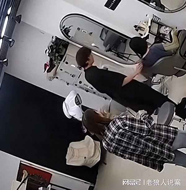 张先生扶老人被讹—许先生扶摔倒老人