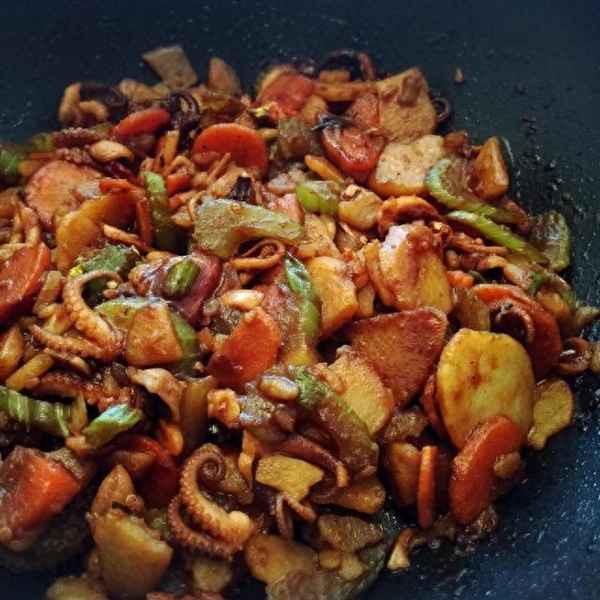 鐵板燒魷魚的做法視頻教程—鐵板燒鮮魷