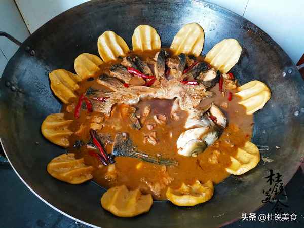 東北大鍋魚貼餅子做法(做魚貼鍋餅魚還用炸嗎)