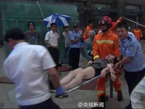 某司机在雨夜行车,从一塑料布上、某汽车司机在雨夜行车从马路中间的一块塑料布上驶过