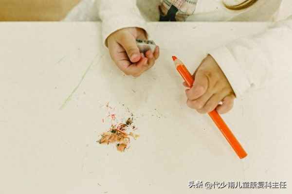 教你一招解决孩子啃指甲;制止孩子咬指甲的小窍门