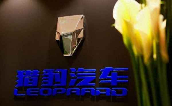 車標是一個飛奔的豹子_捷豹價格多少錢一輛