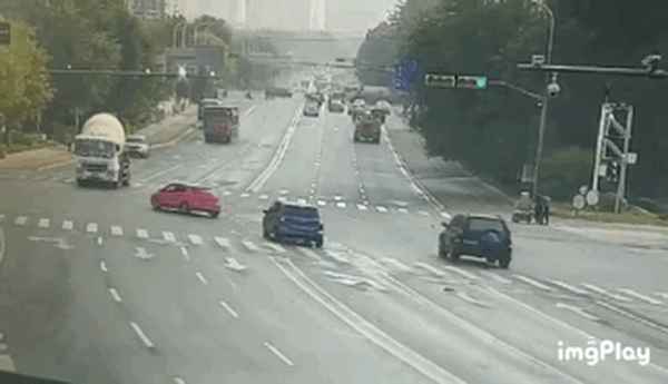 水泥罐车侧翻压扁小轿车,水泥罐车侧翻司机受伤